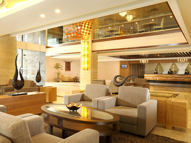 desain lobby hotel surabaya